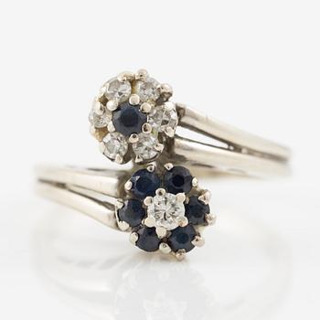 Ring, 18K vitguld med safirer och briljantslipade diamanter, tvillingmodell.