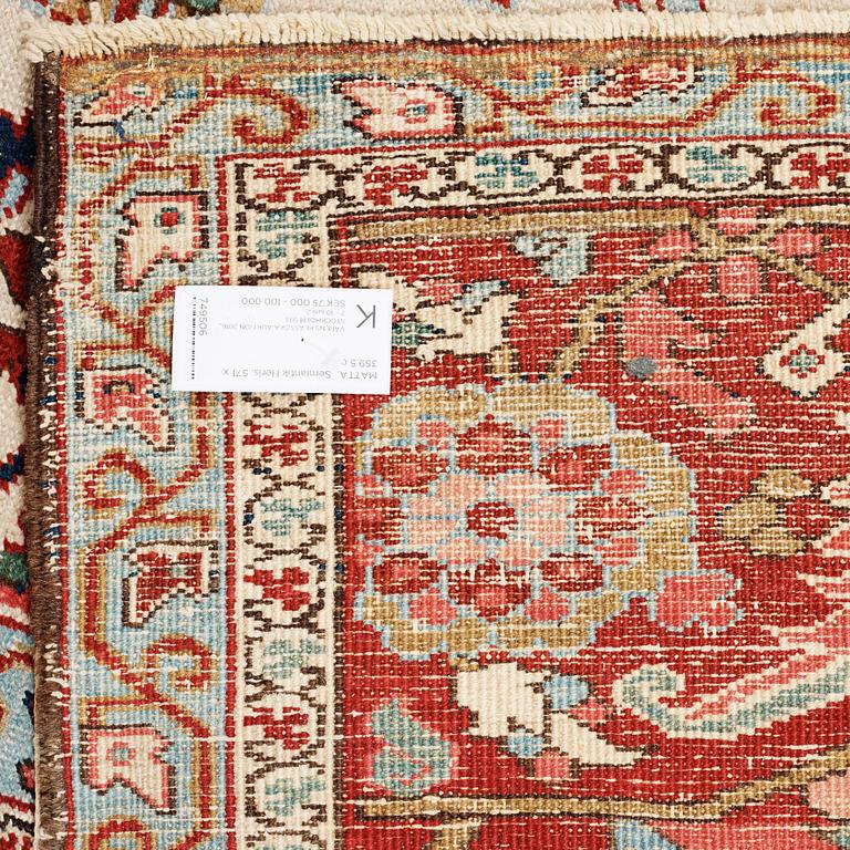 A CARPET. Semi-antique Heriz. 571 x 359,5 cm.