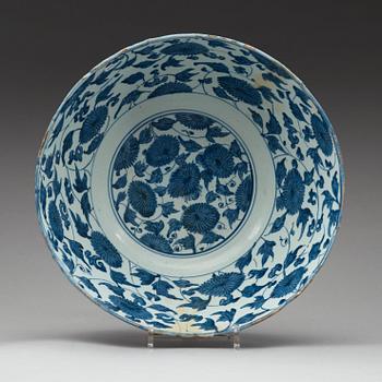 A large blue and white bowl, Ming dynasty, Wanli (1573-1620).