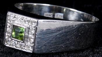 RING, vitguld, briljanter samt grön sten. Tot vikt 4 gram.