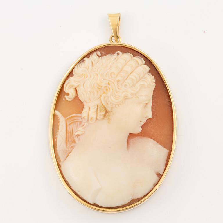 Pendant in 18K gold with a shell cameo.