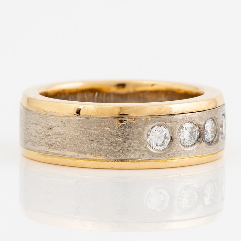 Ring 18K gold with round brilliant-cut diamonds.