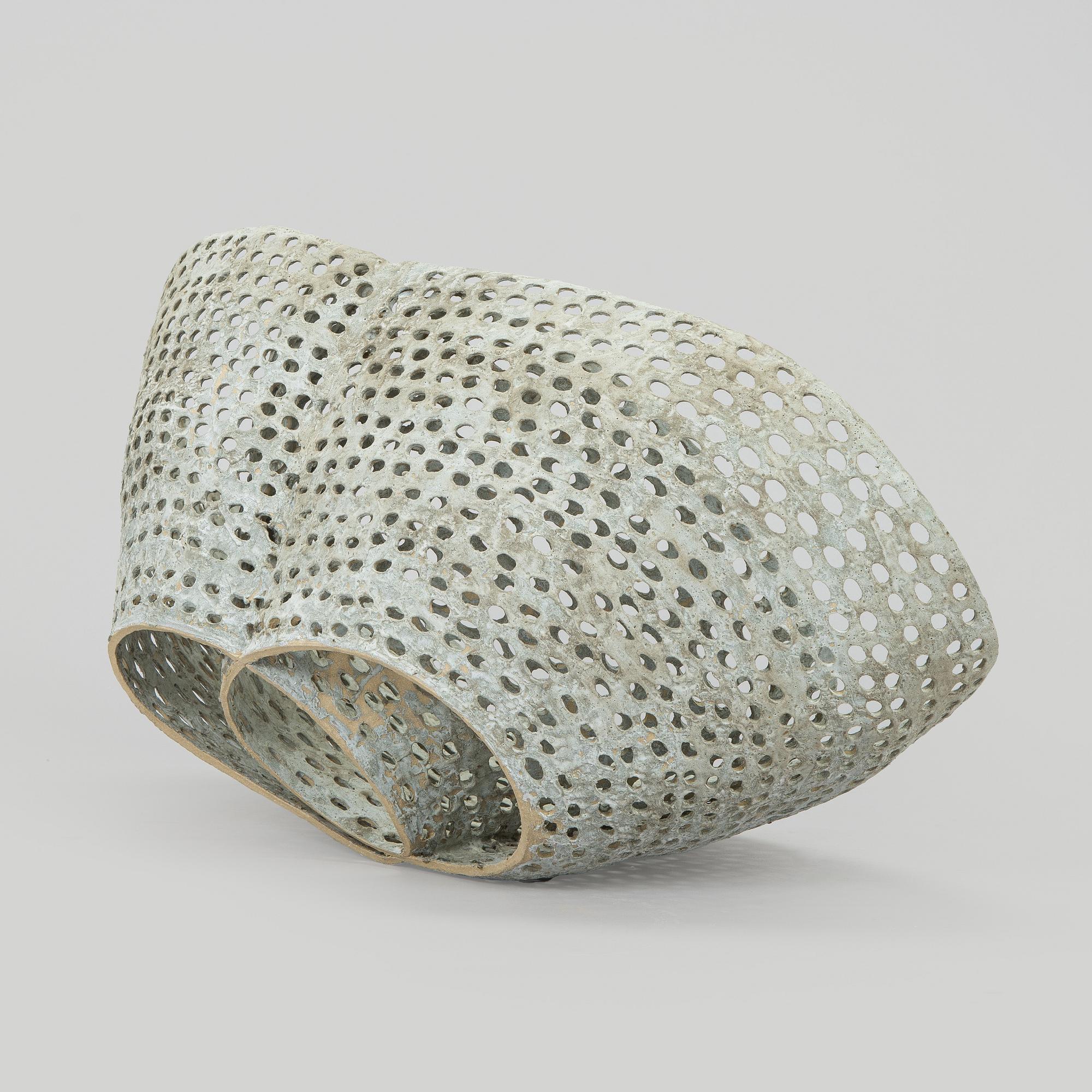 Kristina Riska, veistos, "Basket sculpture" keramiikkaa, signeerattu KR.