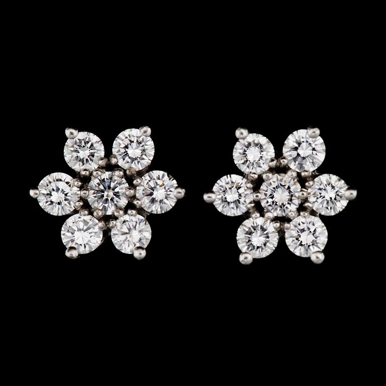 A pair od flower diamond earrings, tot. app. 1.80 cts.