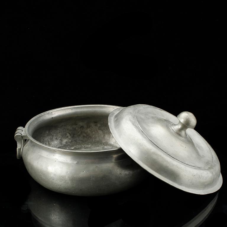 GRÖTSKÅL, tenn, 1700-tal. Odefinierade stämplar.
