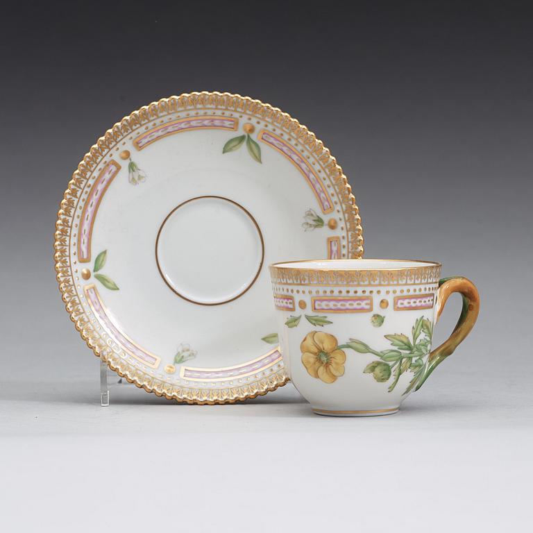 KAFFEKOPPAR med FAT, nio stycken, porslin. "Flora Danica", Royal Copenhagen, Danmark.