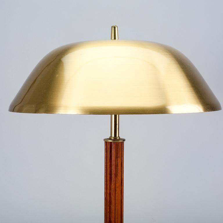 A mid 1900s table lamp.