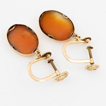 A pair of earrings in 18K gold with shell cameos.