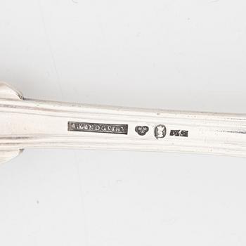 Ragusked A Lundqvist, Stockholm 1842, samt soppslev A Ambrosius, silver, Stockholm 1884.