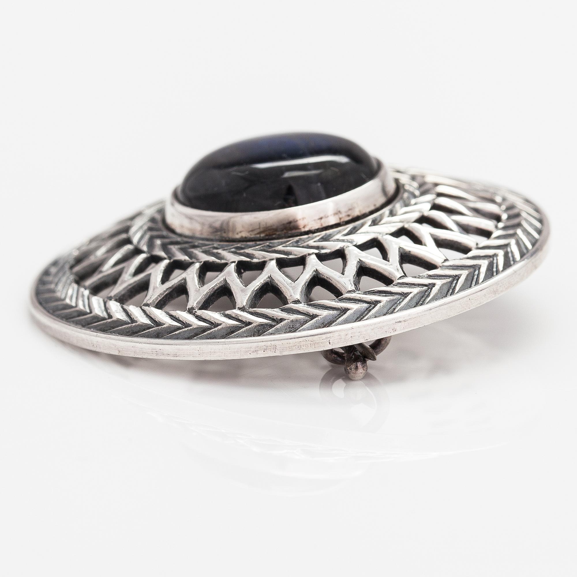 Brosch, modell 287, sterlingsilver, spektrolit. Kalevala Koru, Helsingfors 1981.