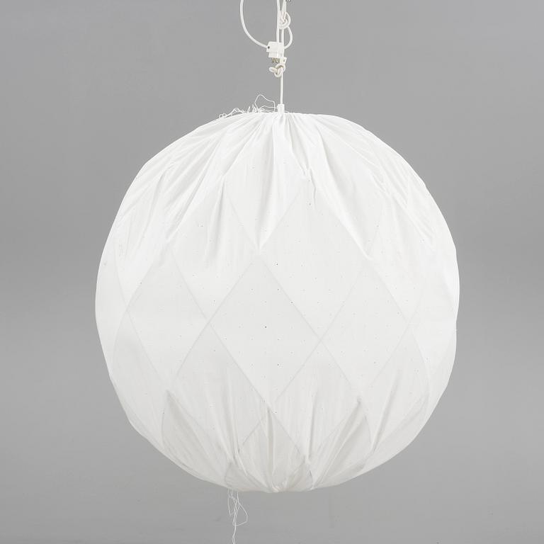 TAKLAMPA, "Pia", Tore Ahlsén, Gärsnäs, 1900-talets andra hälft. Höjd ca 85 cm.