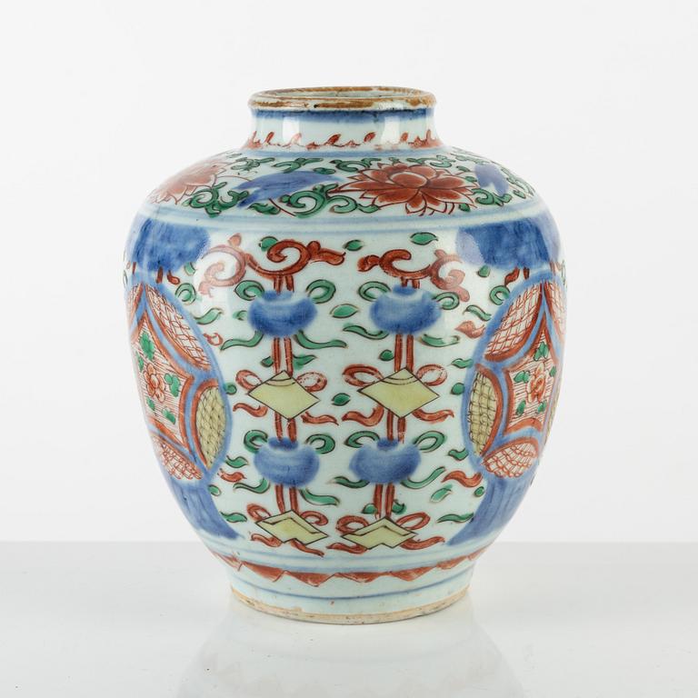 A Chinese wucai porcelain jar, 17th century.