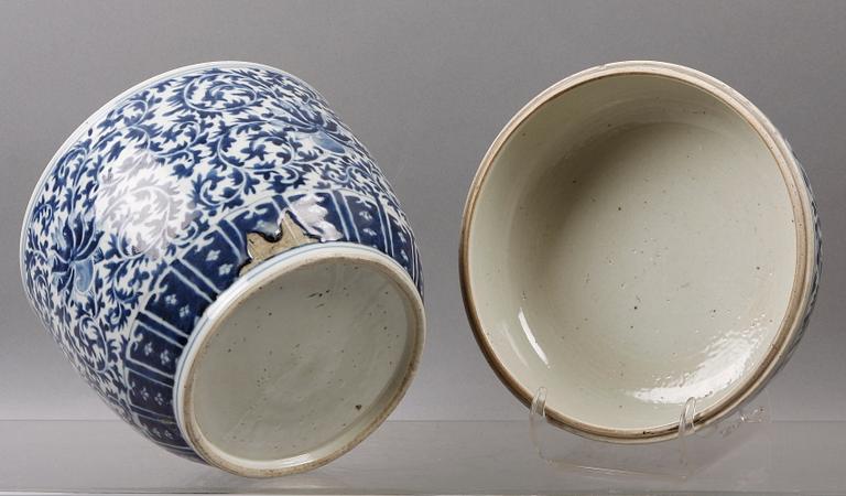 KRUKA MED LOCK, porslin. Kina 1900-tal.