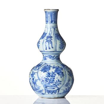 A blue and white vase, Ming dynasty, Wanli (1572-1620).