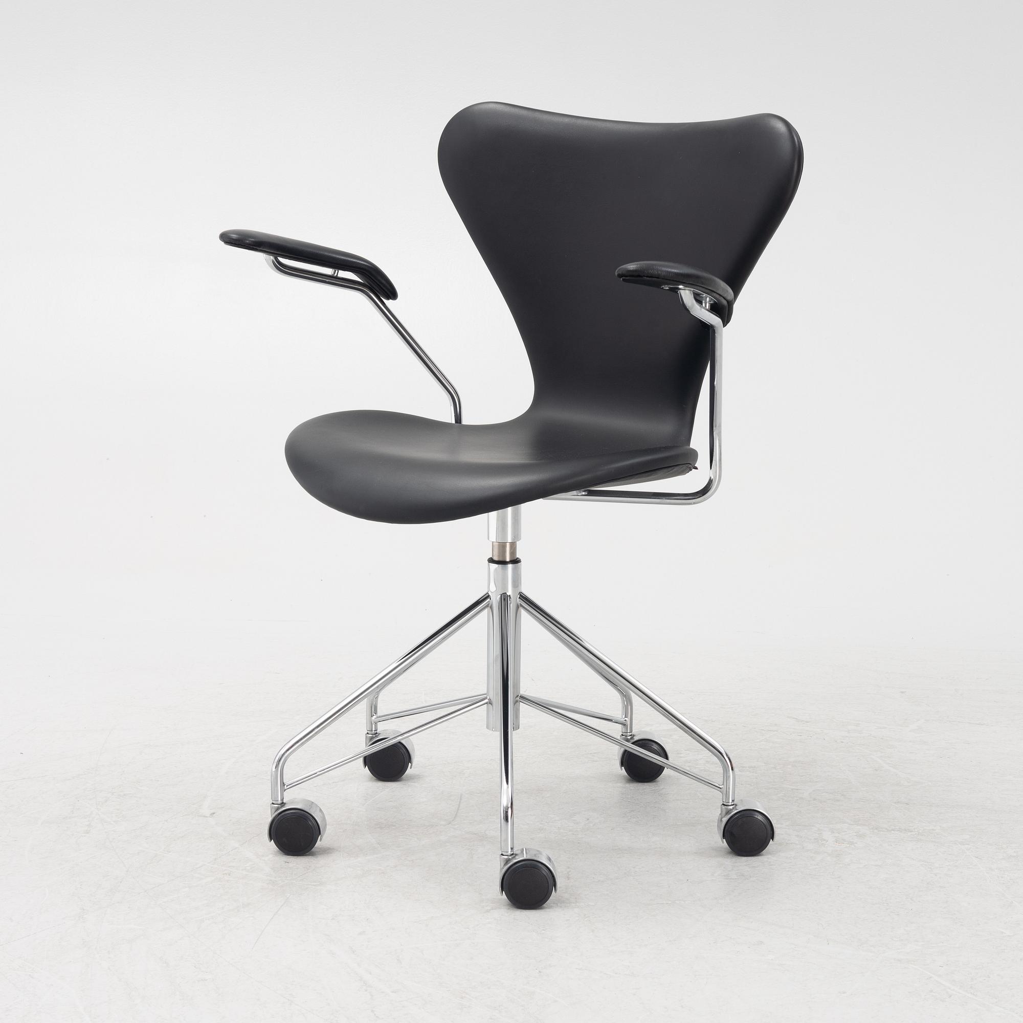 Arne Jacobsen, skrivbordsstol, "Sjuan", Fritz Hansen, Danmark, 2018.