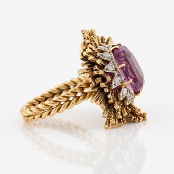 A Sterlé ring in 18K gold and platinum set with a pink faceted sapphire and round brilliant-cut diamonds.