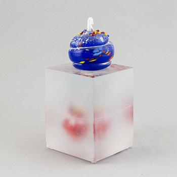 A glass sculpture by Ardy Strüwer, signed and dated 2001.
