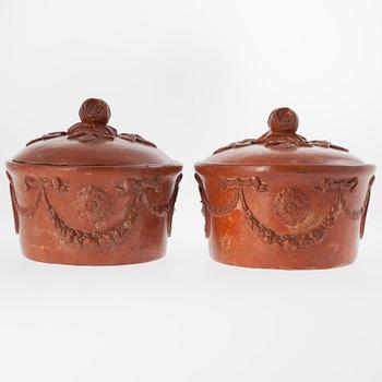 PASTEJFORMAR med lock, ett par, glaserad lergods, 1700-talets slut.