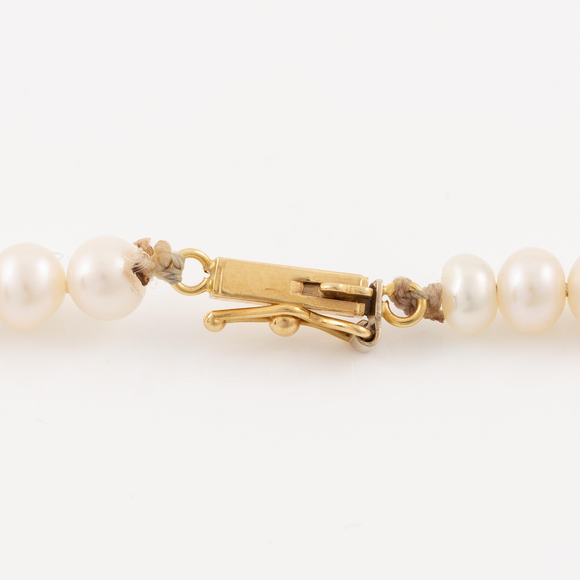 Pearl necklace, with cultured pearls, clasp in 18K gold.