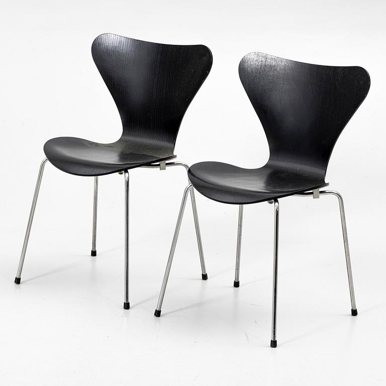 Arne Jacobsen, Chairs, a pair, "Series 7", Fritz Hansen, Denmark, 2000s.