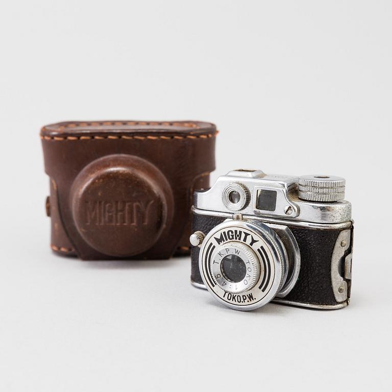 A Japanese Mighty Spy Camera Made in Occupied Japan with 1:4.5 lens and a leather Case.