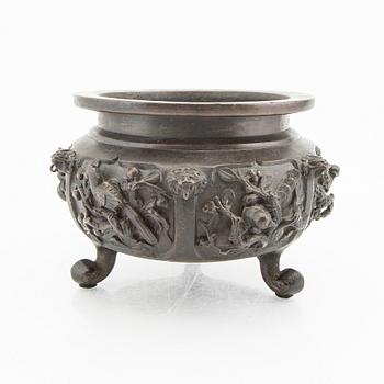 A bronze censer, Japan turn og the Century 1900.