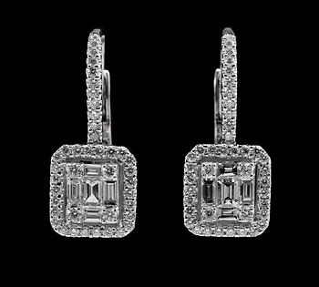 A PAIR OF EARRINGS, brilliant and baguette cut diamonds c. 1.00 ct. 18K white gold. Weight 5 g.