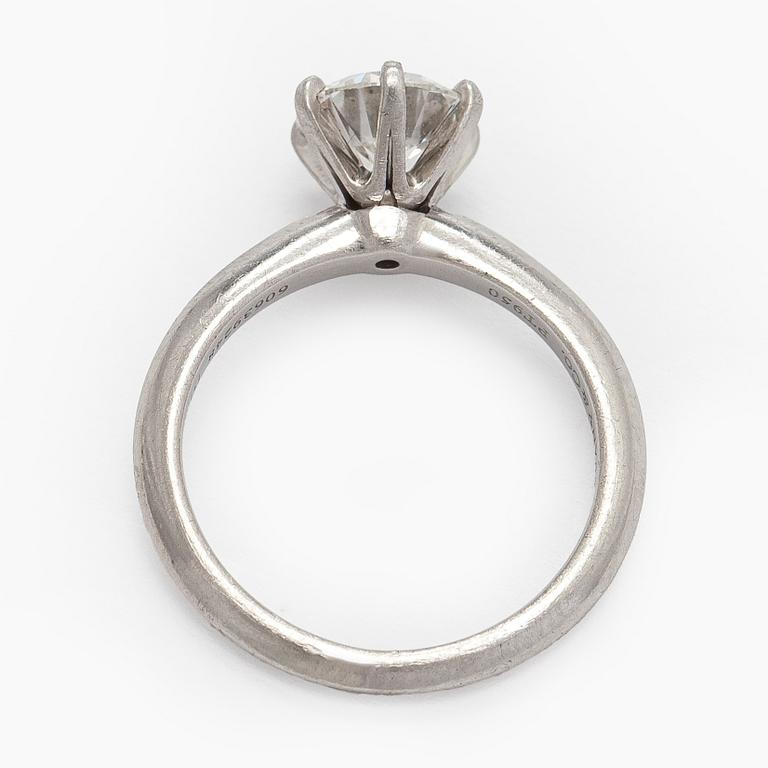 Tiffany & Co, a platinum ring with a brilliant-cut diamond 1.53 ct. With certificate.