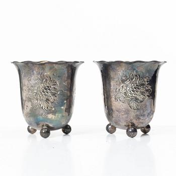 Guldsmedsaktiebolaget (GAB), Pair of similar silver beakers on foot, Stockholm, 1941–1946.