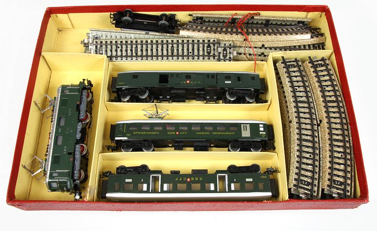 TÅGVAGNAR, 4 st, LOK, RÄLS, 23 delar, samt TRANSFORMATOR, Märklin, 1900-talets andra hälft.