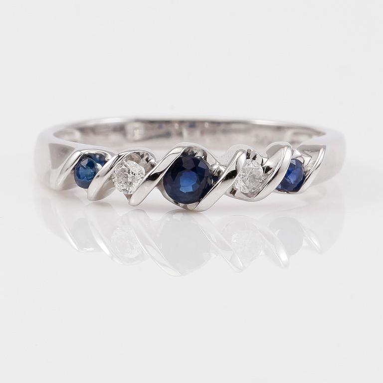 RING, 10K vitguld safirer och mindre diamanter.