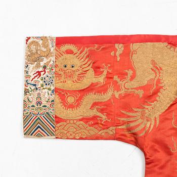 An embrodered silk robe, Qing dynasty (1644-1912).