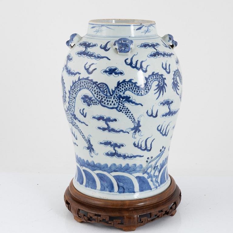 A large blue and white Chinese 'dragon' urn, Qing dynasty, 19th century.