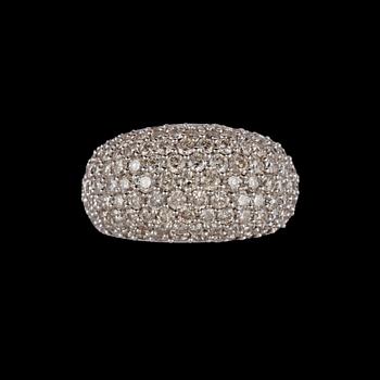 RING, 18k vitguld med 123 briljantslipade diamanter, totalt 2.92 ct. Vikt 11 g.