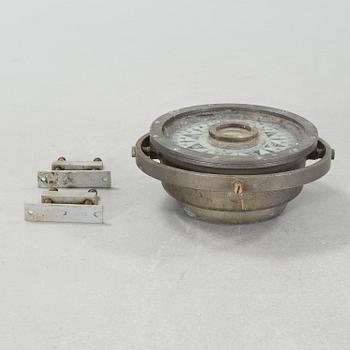 A ships compass from Iver C. Weilbach in Copenhagen, first half of the 20th century.