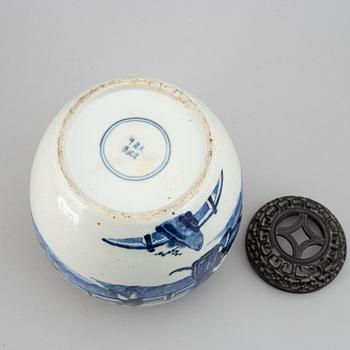 A blue and white jar, Qing dynasty, 19th Century.