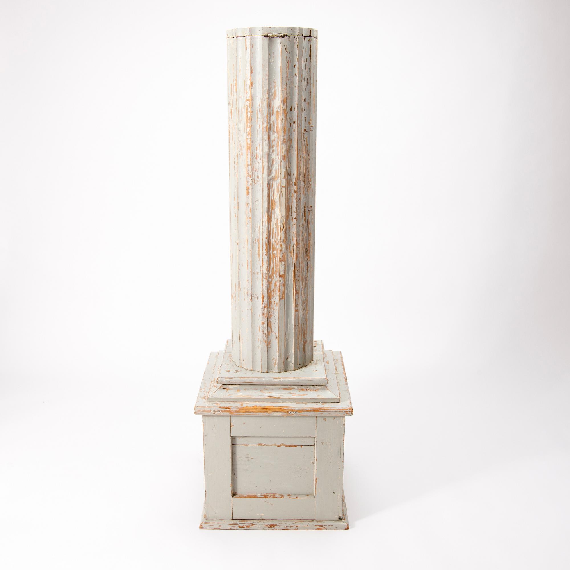 KOLONNSKÅP, gustaviansk, 1800-talets första hälft.