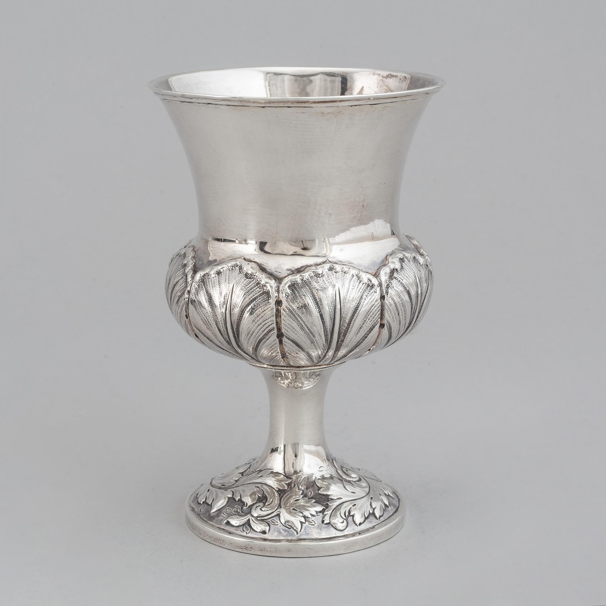 An English 19th century silver cup, unidentified makers mark, London 1835.
