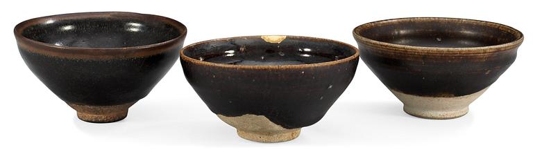 SKÅLAR, tre stycken, temmoku. Song dynastin (960-1279), (jianyao).