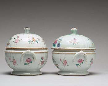 TERRINER med LOCK, ett par, kompaniporslin. Qingdynastin, Qianlong (1736-95).