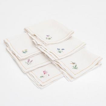 A Viennese porcelain coffee service, 17 pcs with six linen napkins, Augarten, Austria.