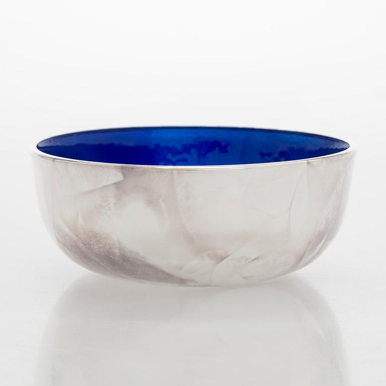 A. Tillander, malja, sterlinghopeaa ja emalia. Turku 2005.