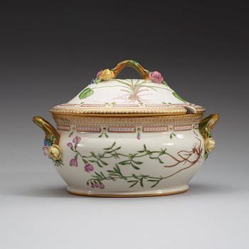 TERRIN med LOCK, porslin. Kungl Dansk, "Flora Danica", 1900-tal.