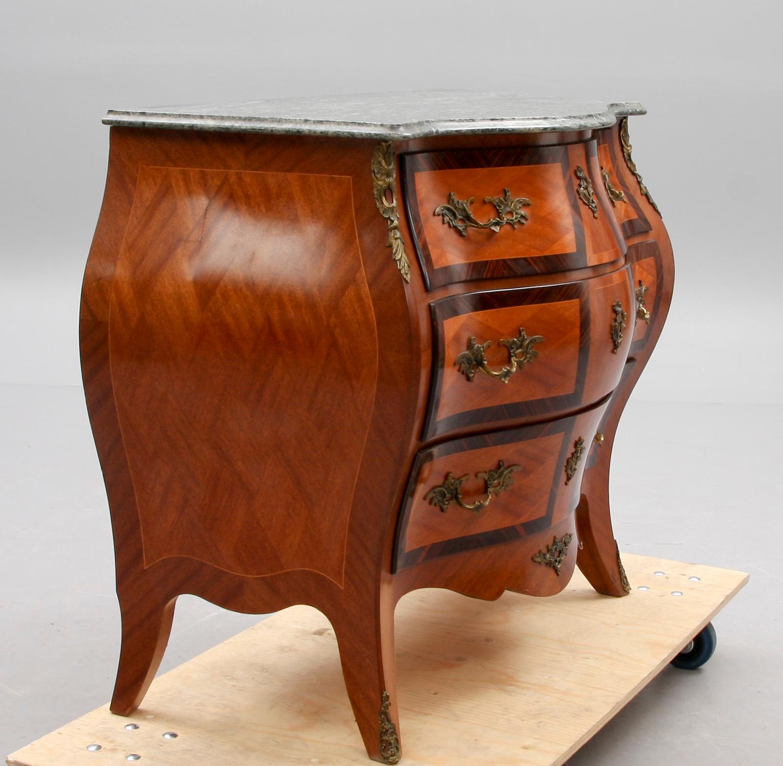 BYRÅ, rokokostil. 1900-tal.