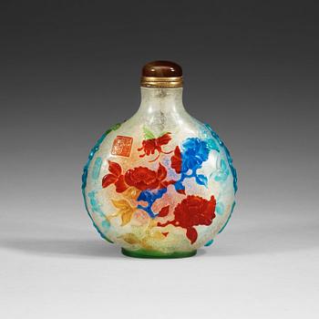 1379. A large Chinese Peking glass snuff bottle with stopper, seal mark to shoulder.