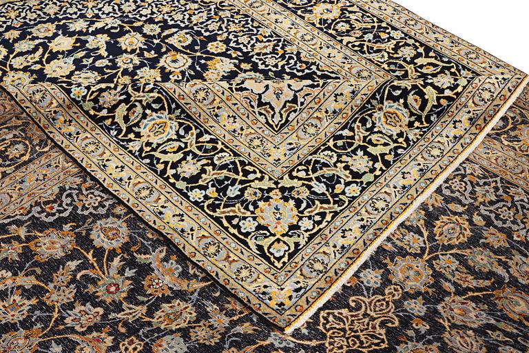 A Kashan carpet, a. 422 x 306 cm.