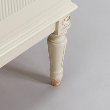 Matsalsskåp, gustaviansk stil, 1900-talets andra hälft.