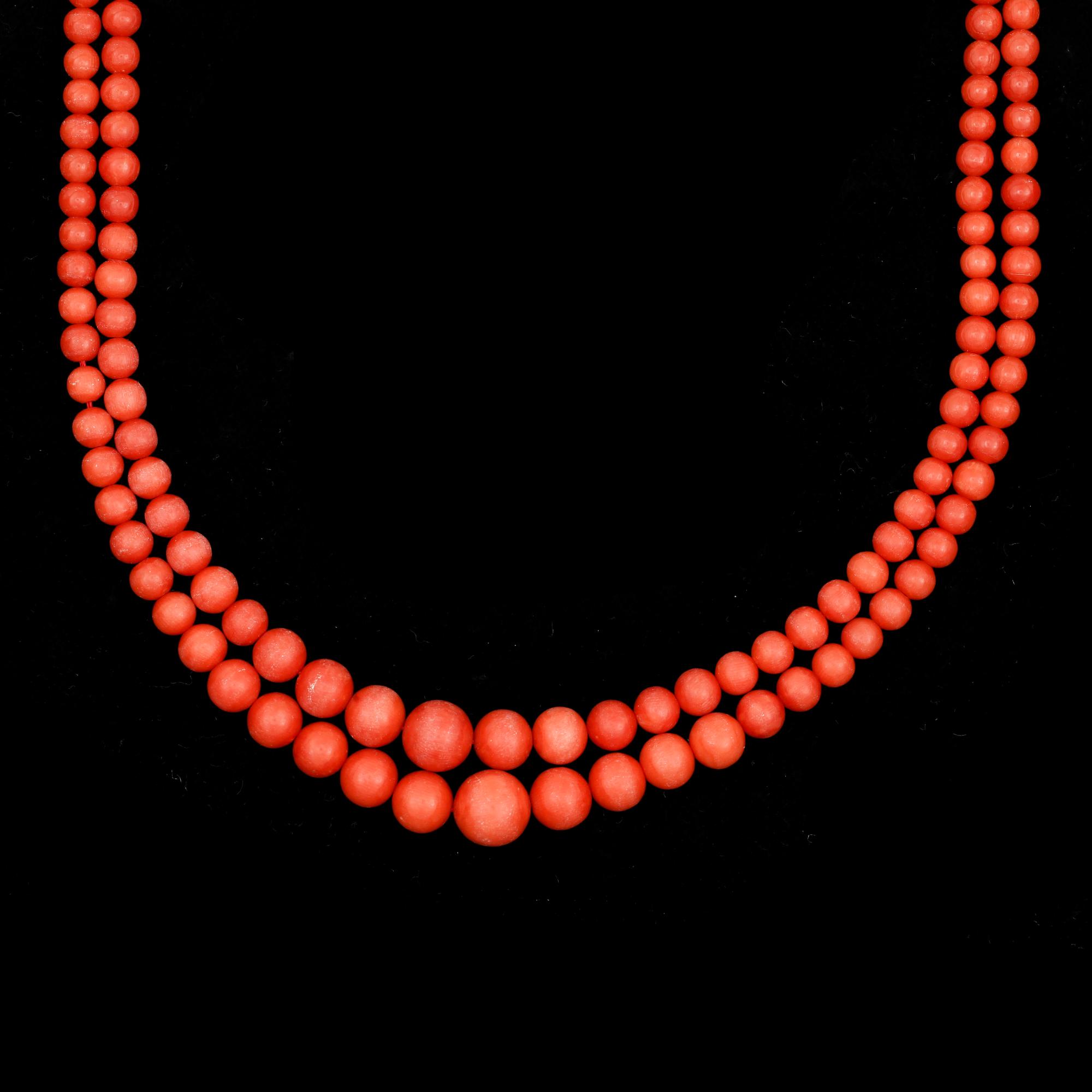 COLLIER, korall med lås i förgyllt silver. 1900-talets första hälft.