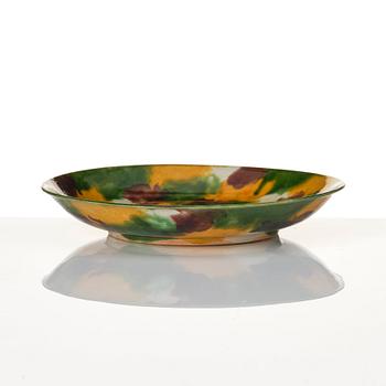 An 'egg and spinach' glazed dish, Qing dynasty, Kangxi (1662-1722).