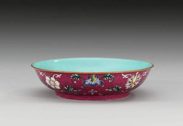A famille rose dish, Qing dynasty (1644-1912), with Qianlong´s seal mark.